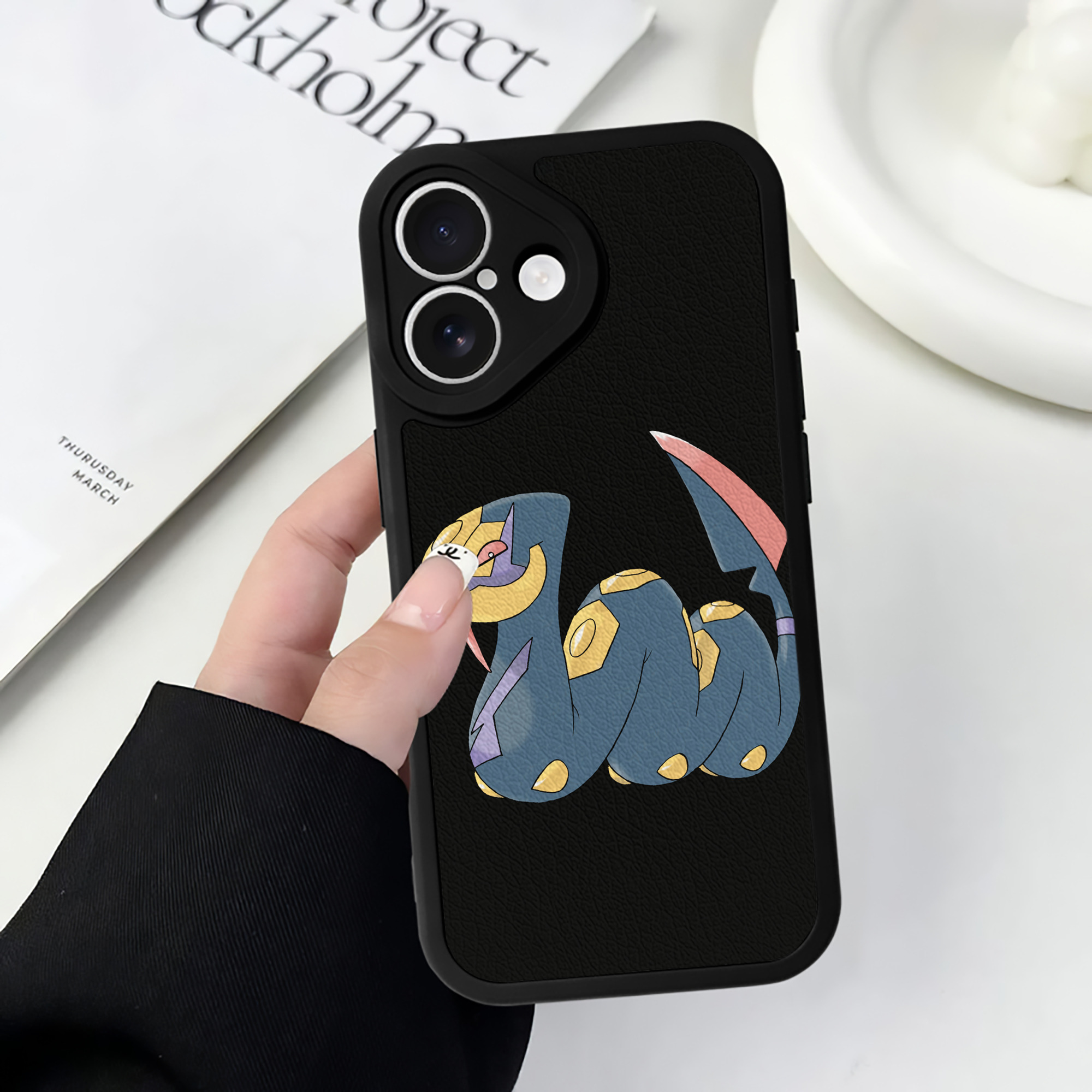 （画像用） ポケットモンスター Pokémon 【iPhone 16シリーズ対応】シリコンスマホケース（レザー調） 材質：シリコン